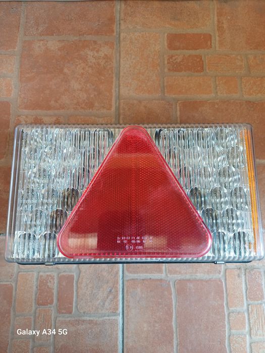 Tripla ( lampa spate ) camion sau remorca .