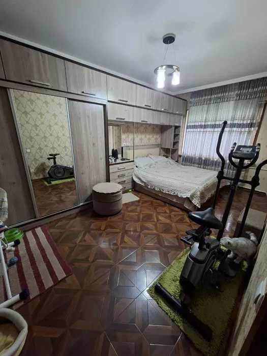 Продаю квартиру.Юнусабад 12 М Туркистан Уч бакалок 4\2\5 вещевой базар