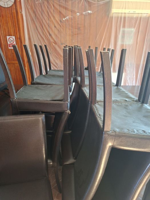 Mese și scaune luate de la lems.