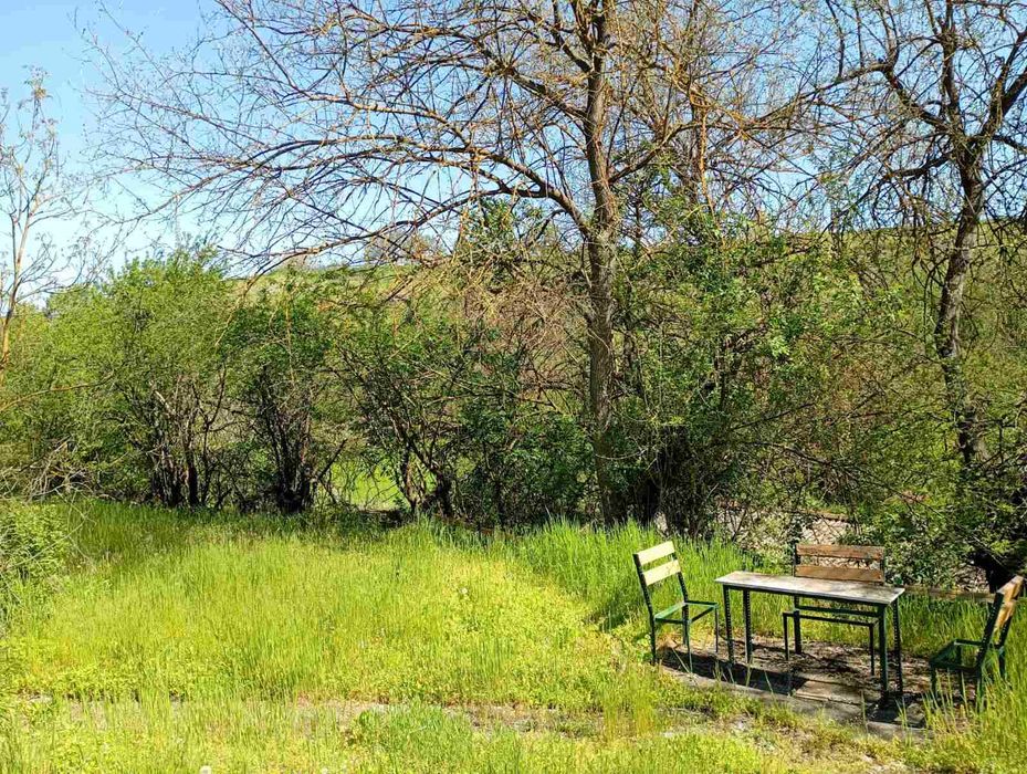 Къща с голям двор – тиха локация в екологичен регион, ток/вода, подходяща за целогодишно живеене