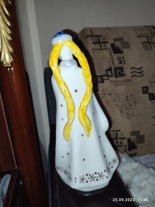Фарфоровая статуэтка.