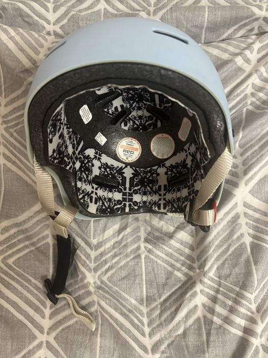 Каска за ски лека и удобна