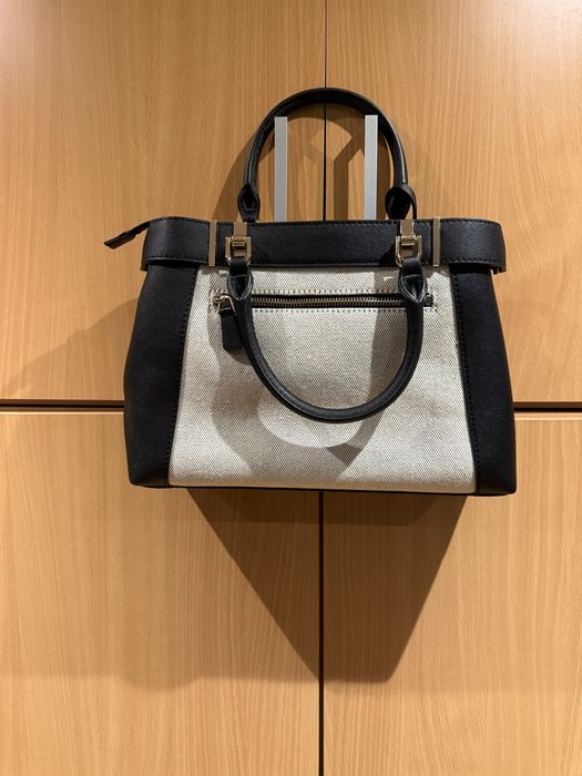 Оригинална дамска чанта Guess – стилен модел, като нова