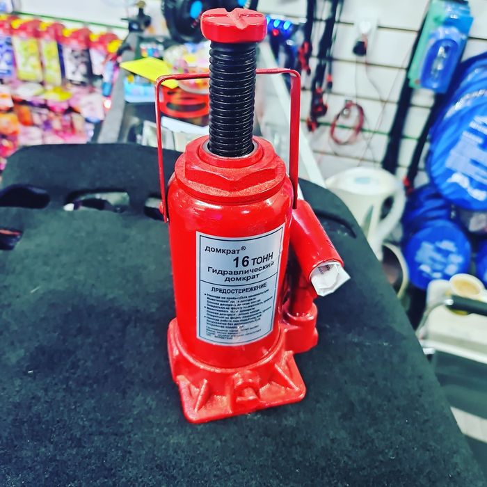 Домкраты разных тонажей.
