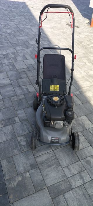 Vând mașina de tuns gazon