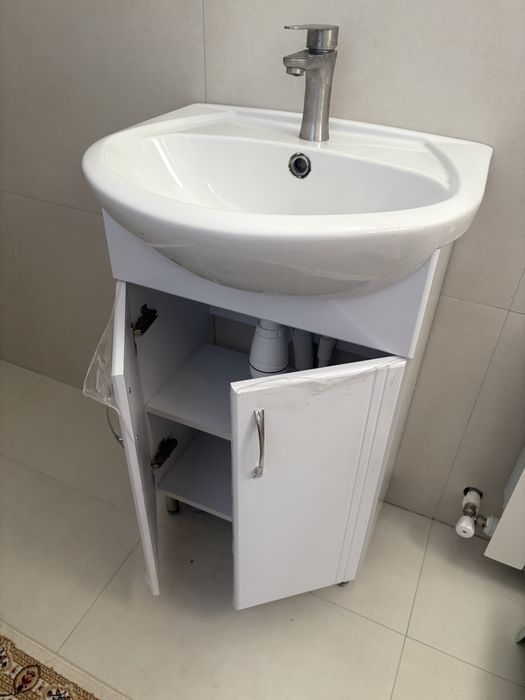 Продам раковину с тумбой без смесителя