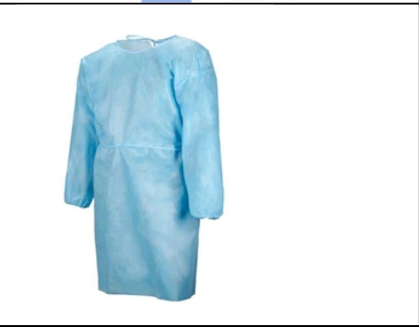 Одноразовый защитный халат из нетканого материала.