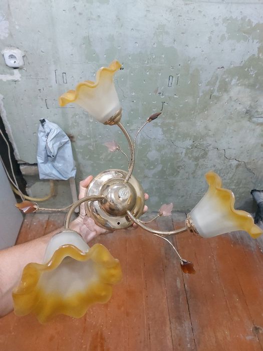 Продам две люстры