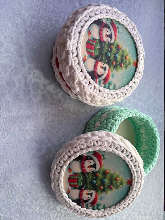 Ръчно изплетени коледни панерчета с капак