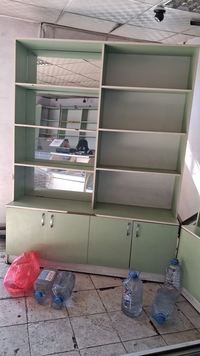 Шкаф витрина в магазин