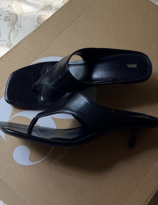 Черные босоножки ZARA