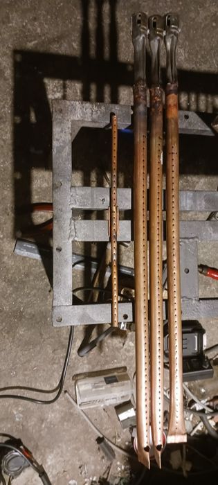 Изработвам горелки за газово барбекю.