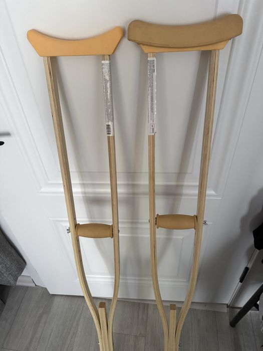 костыли 2 штуки.