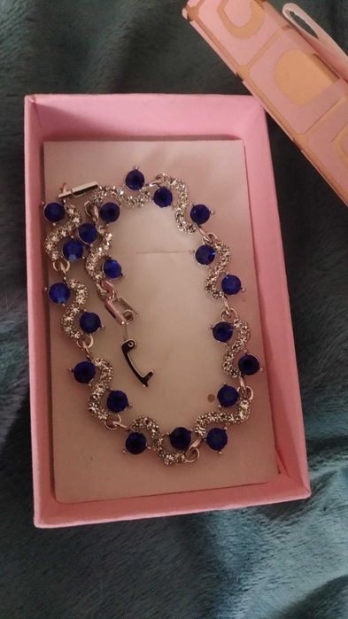 Сребърна,масивна дамска гривна. Страхотен, нов модел. В кутия