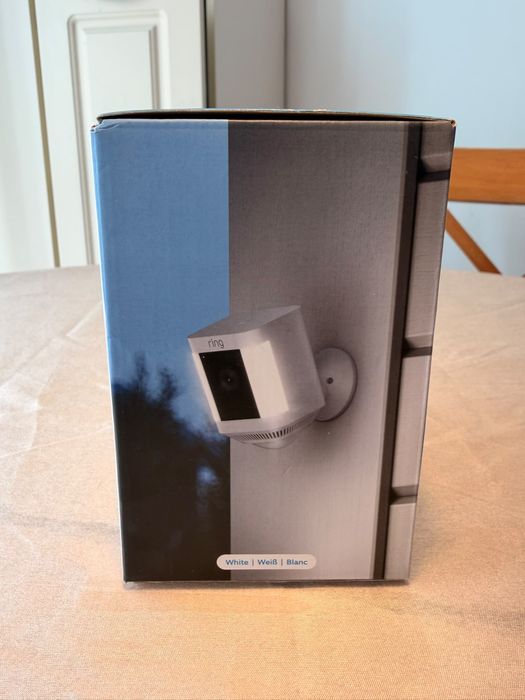 Cameră supraveghere Ring Spotlight Cam Plus (Battery) – Sigilată / noua