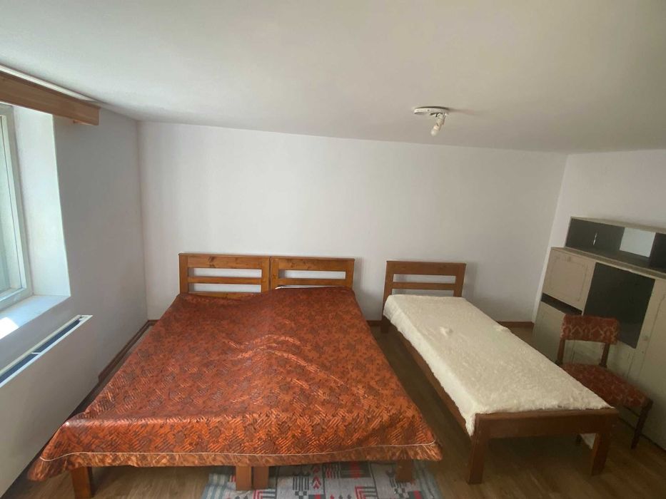 casa de inchiriat.posibil Cazare muncitori etc.