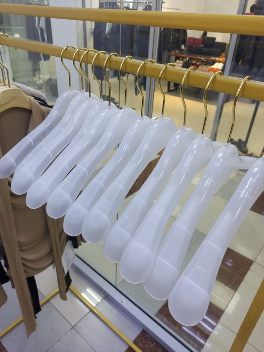 СРОЧНО ПРОДАЮТСЯ  кронштейн, стулья, вешалки