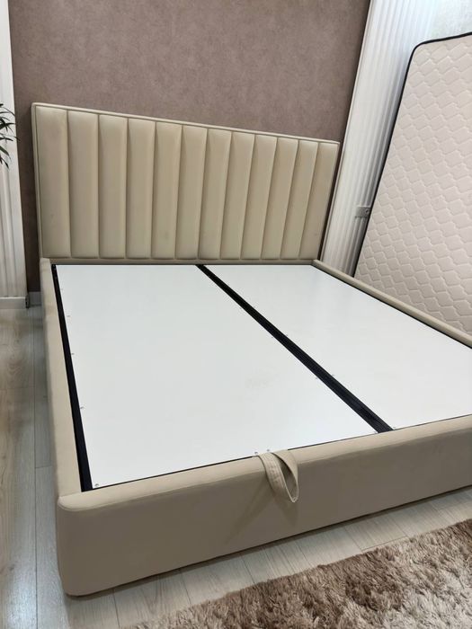 Кровать. Мягкая двуспальные. Изголовьем. Кровать