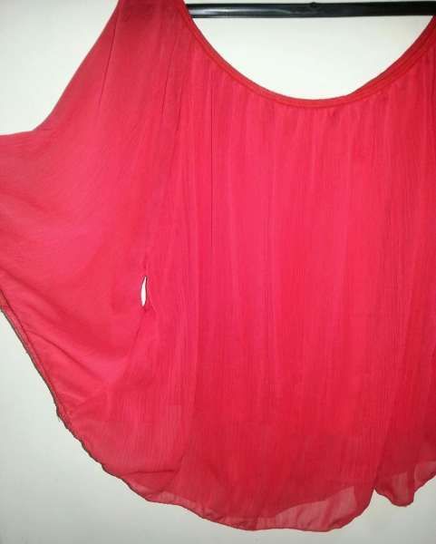 Черен к-кт: пола и блуза;Блузи:бяла дантелена и червена- "прилеп"...