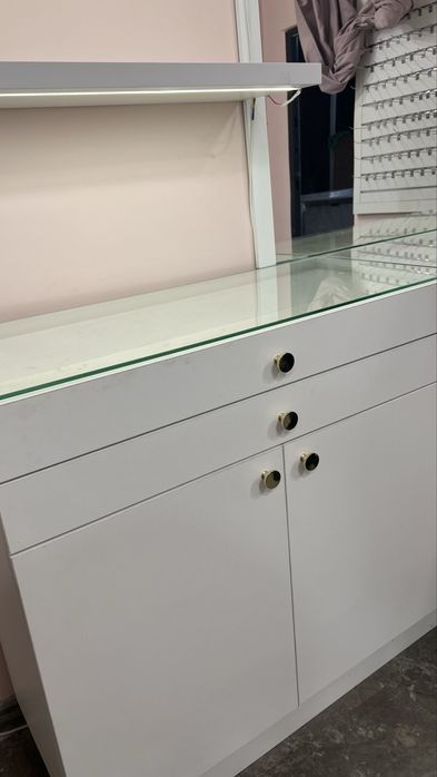 Продается комод в торговый зал