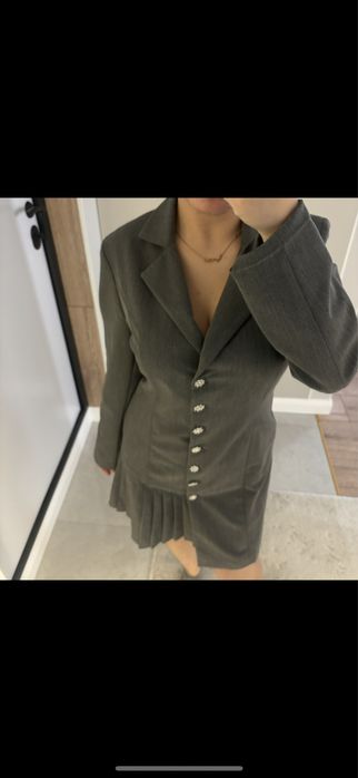 Платье пиджак серогоы цвета