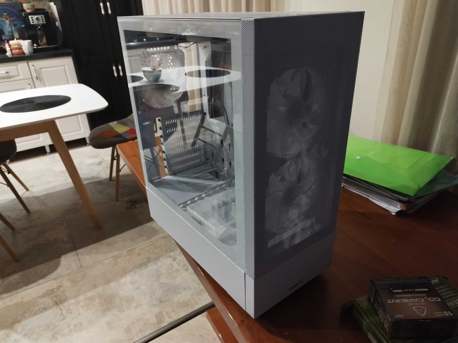 Vând carcasa pc gaming LIAN LI alba cu 5 ventilatoare