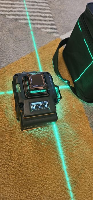 Лазерен нивелир Dewalt DW089LG и неговите аксесоари.