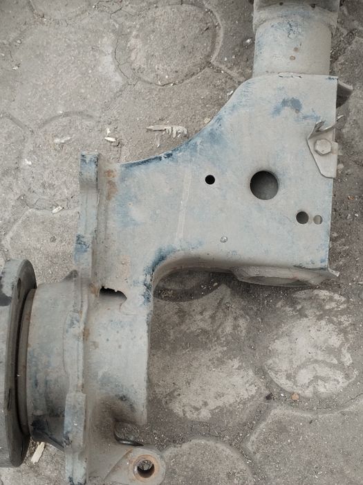 Поворотный кулак от AUDI C4 1996
