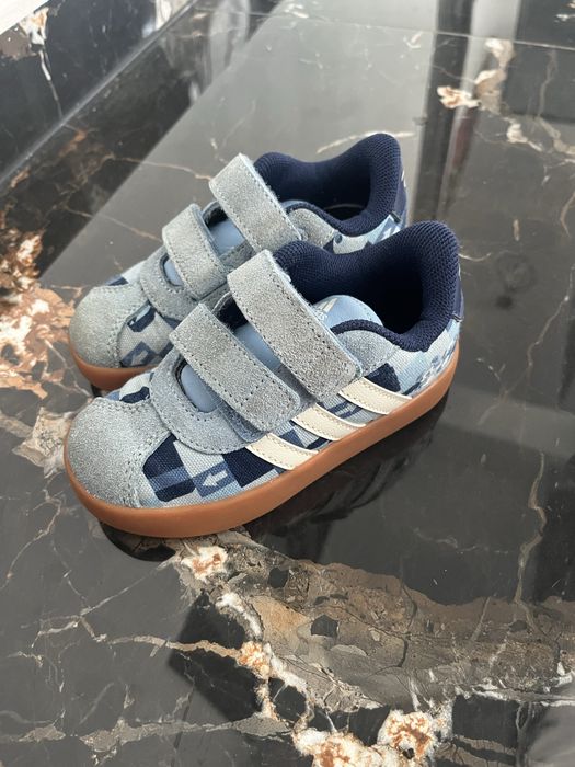 Adidasi Adidas Disney cu Mickey si prietenii marimea 24-80lei