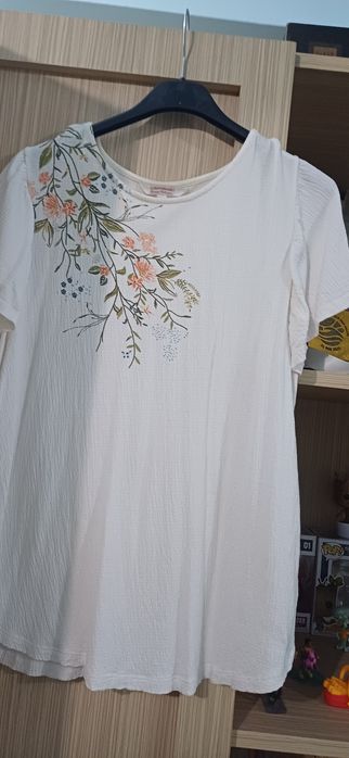 Vând tricou dama alb model floral purtat de putine ori
