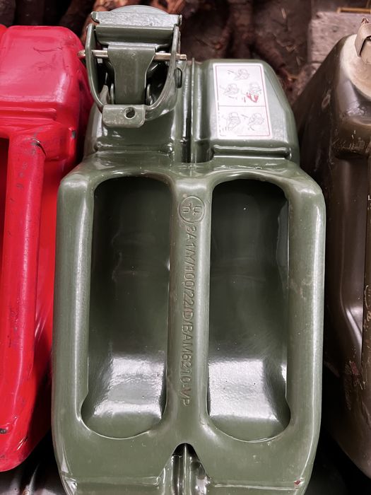 Vând canistre metal 20L