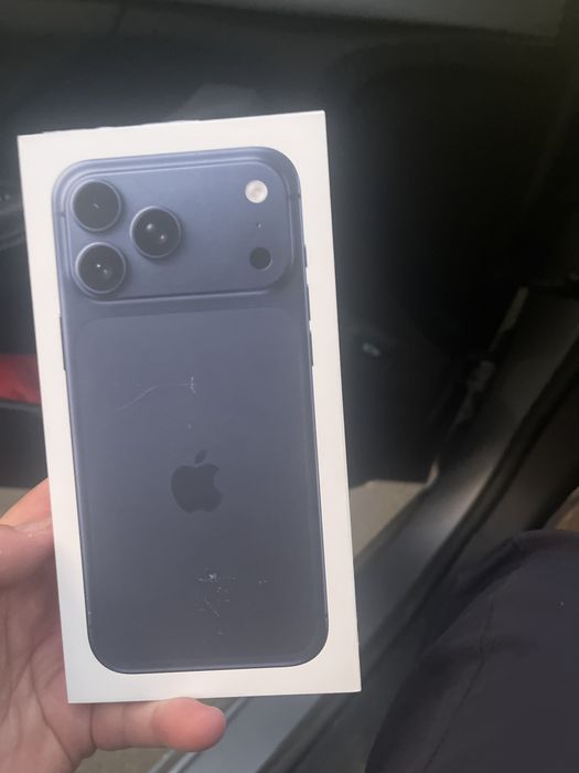 Продаю Айфон 17 про мах