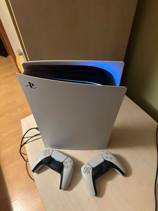 PlayStation 5 cu 2 gamepaduri, la cutie