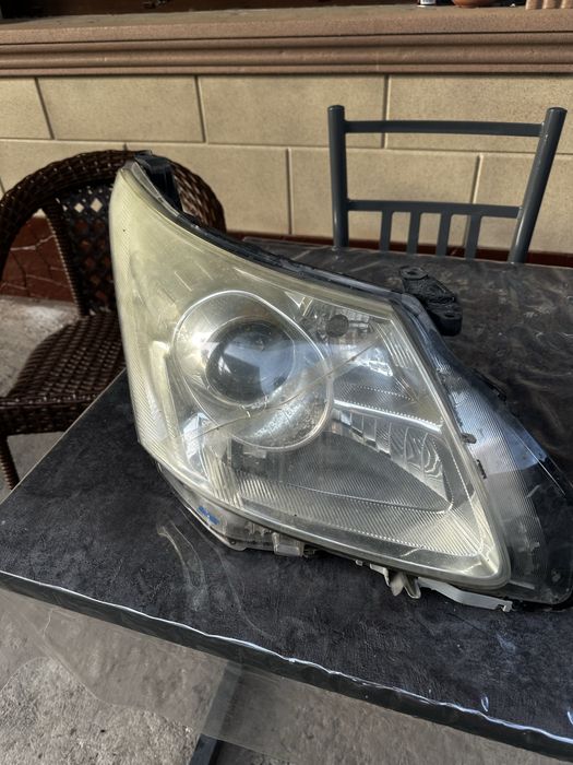 Фары toyota Avensis