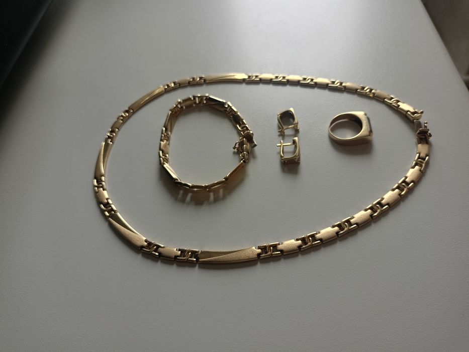 Vând set bijuterii aur 14K,se vinde doar set,gramaj,lanț 19,13,Bratara 8.54,cercei 3.32,inel4.62.