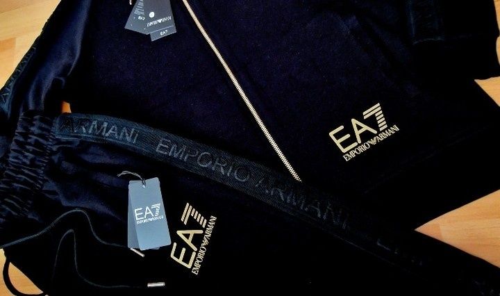 Trening bumbac, pantaloni conici, buzunare laterale, logo auriu
