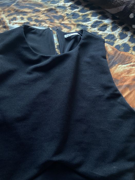 Vând un compleu compus din pantaloni scurți negrii și un top negru