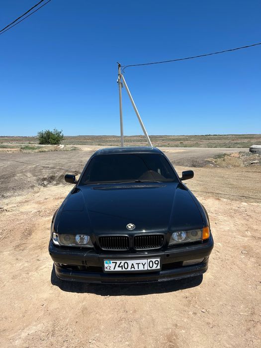 Машина BMW 7 Series (E38).