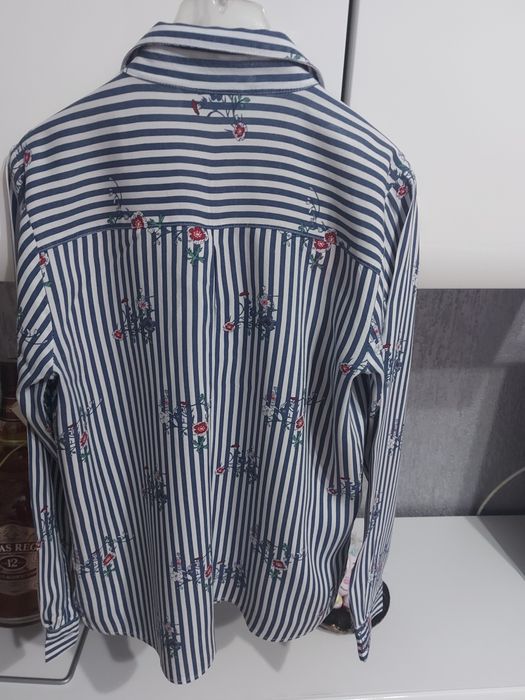 Синя раирани риза на цветя