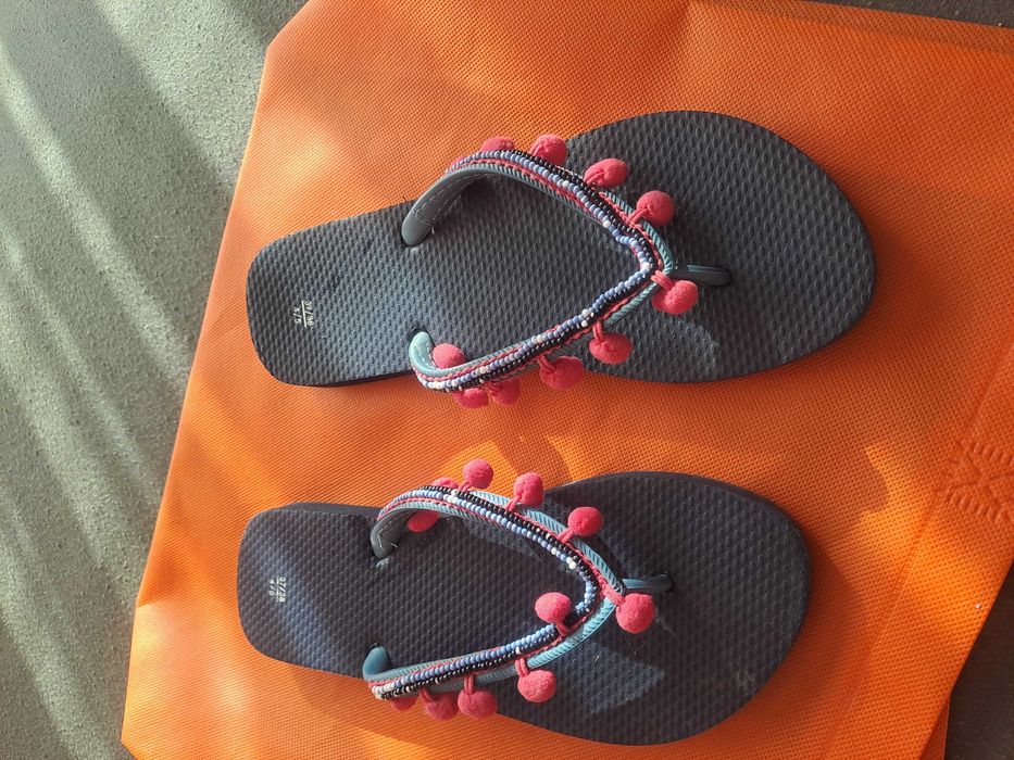 Нови летни джапанки с помпони