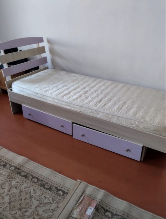 Кровать односпальная с двумя полками для вещей