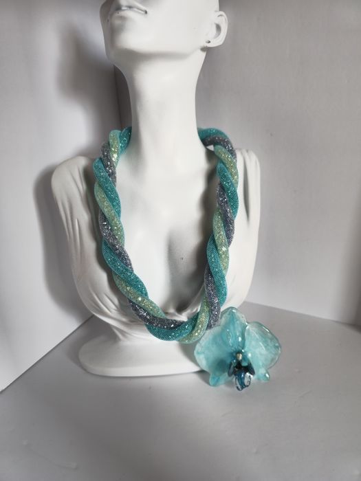 Колие с естествен цвят на орхидея в сини нюанси.