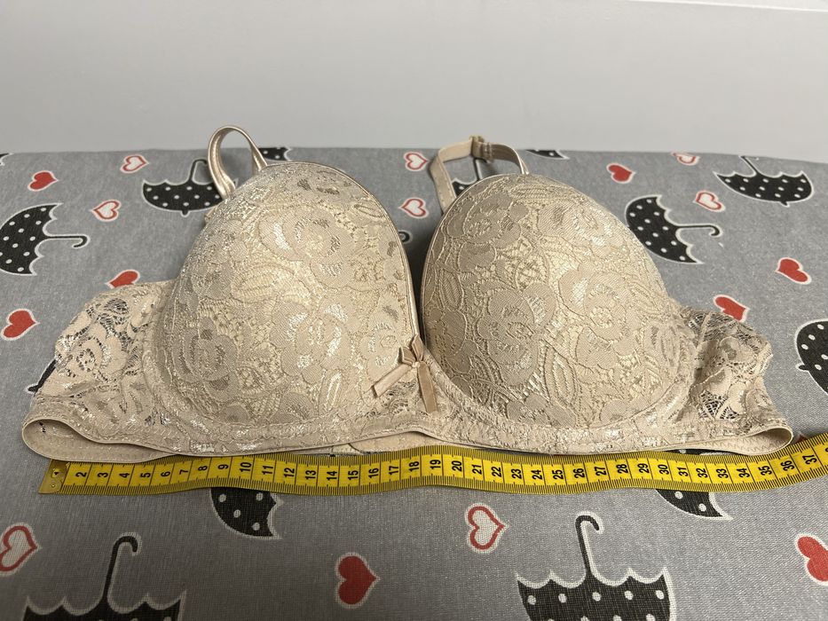 Сутиен с твърда чашка