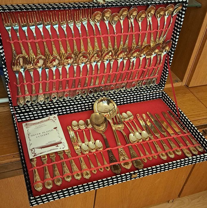 Комплект за хранене (прибори за 12 човека)