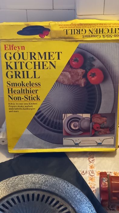 Vand grillul din imagini, stare f bună, metalic