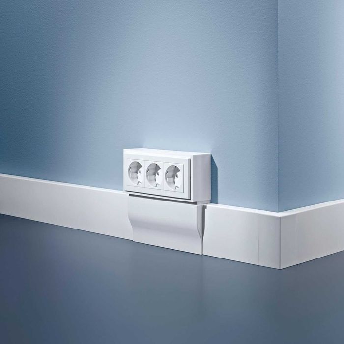 Unitate de priza cu 3 cai pentru plinta Cablecoach Habengut CC10042