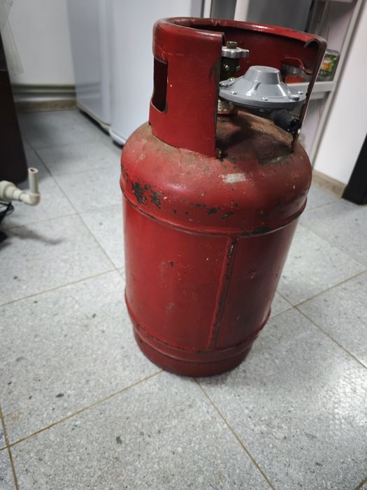 Пустой газовый баллон с редуктором