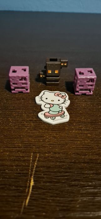 Set figurine Minecraft Kinder JOY și magnet Hello Kitty