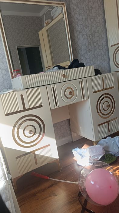 Стол для макияжа и тумбочка