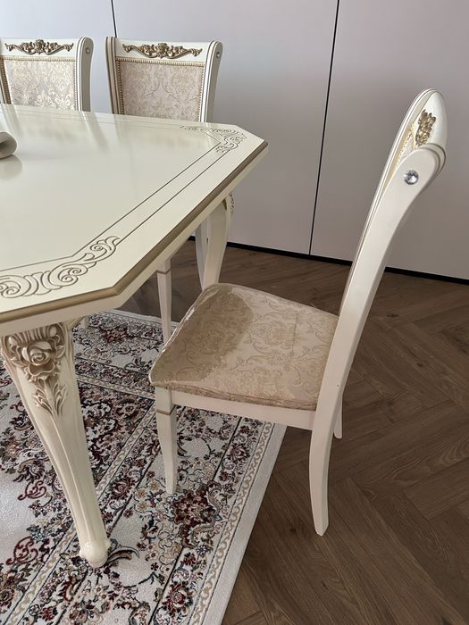 Стол со стульями для гостиной